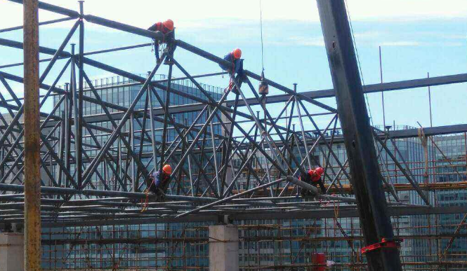 瑞安论网架装配施工中搭设脚手架应当留神的事故